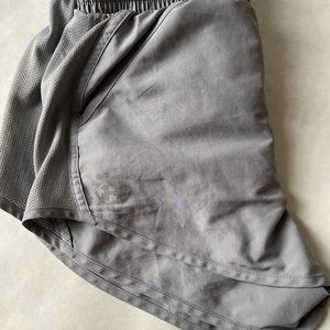 UNDER ARMOUR gray shorts with pockets